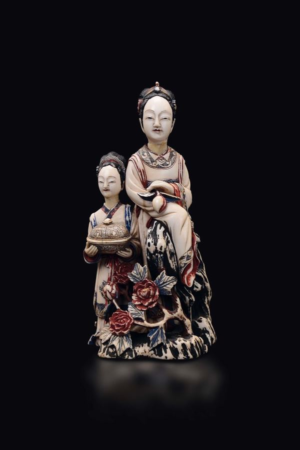Gruppo in avorio con due snuff bottles a guisa di Guanyin, Cina, Dinastia Qing, XIX secolo