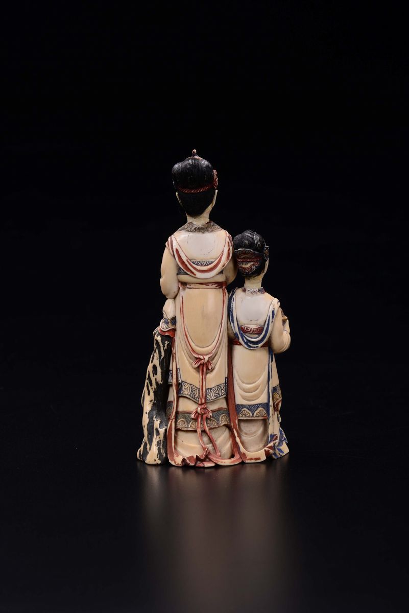 Gruppo in Avorio con Due Snuff Bottles a Guisa di Guanyin, Cina, Dinastia Qing, XIX Secolo