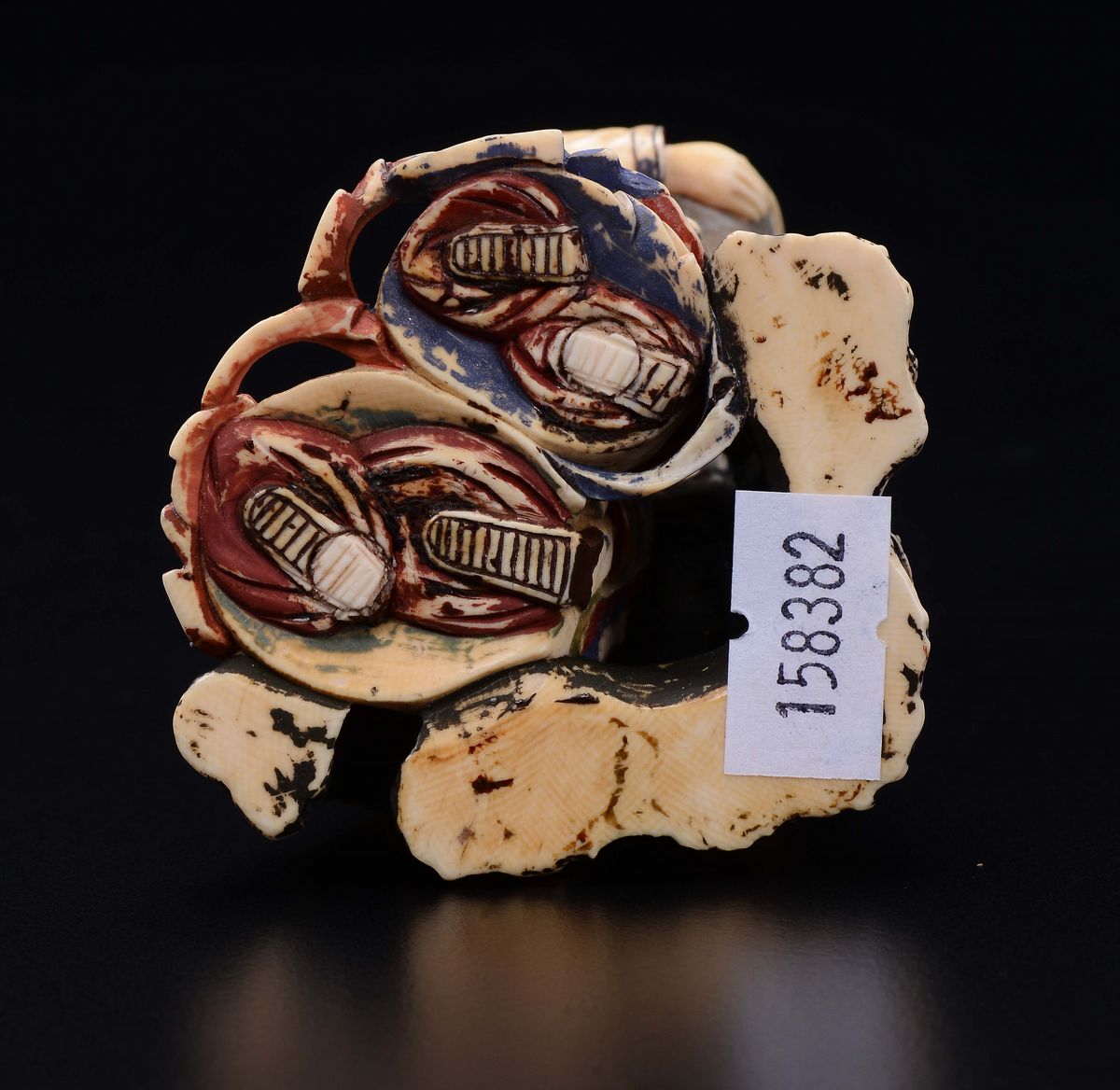 Gruppo in Avorio con Due Snuff Bottles a Guisa di Guanyin, Cina, Dinastia Qing, XIX Secolo