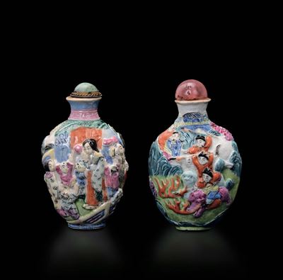 Due Snuff Bottles in Porcellana con Personaggi a Rilievo, una con Fanciulli ed una con Scene di C...