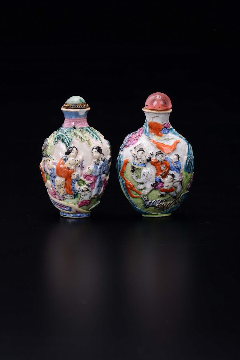 Due Snuff Bottles in Porcellana con Personaggi a Rilievo, una con Fanciulli ed una con Scene di C...