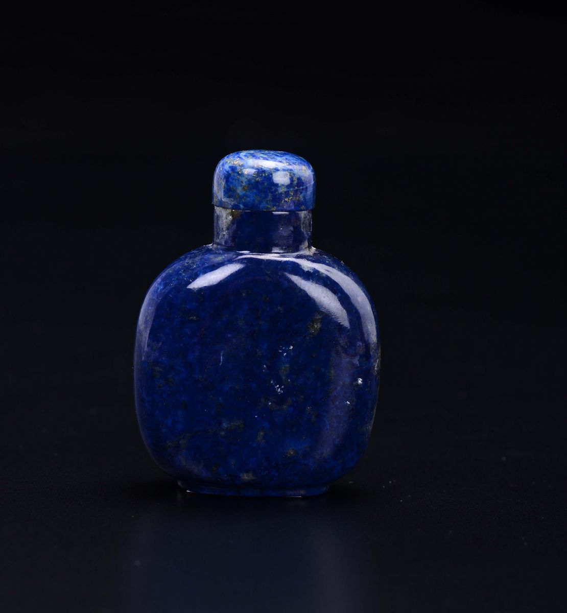 Snuff Bottle in Lapislazzulo con Innesti in Corallo Raffiguranti Pipistrelli e Turchese, Cina, XX...