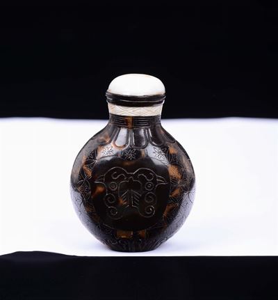 Snuff Bottle in Tartaruga con Incise Teste di Uccelli e Fenici di Gusto Arcaico con Tappo in Madr...