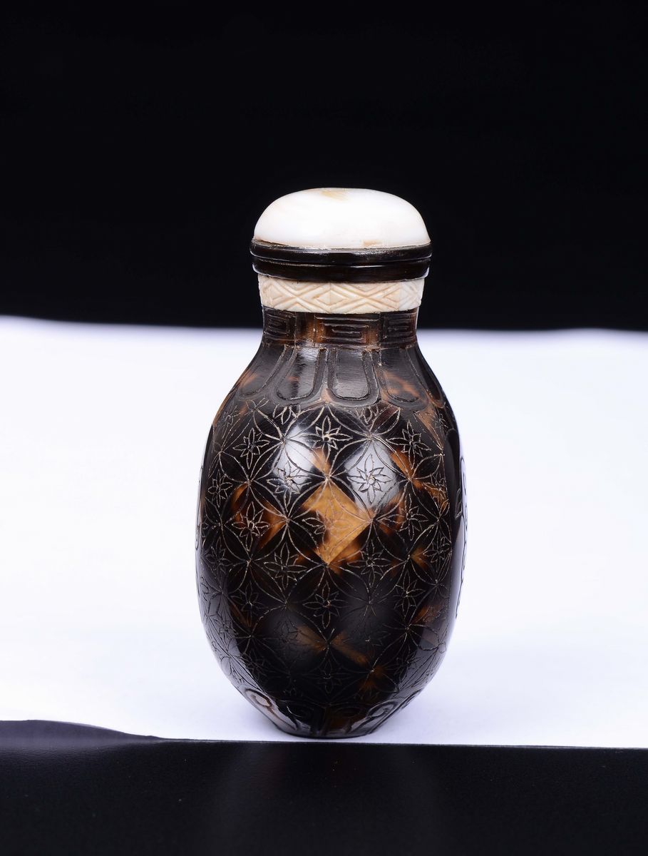 Snuff Bottle in Tartaruga con Incise Teste di Uccelli e Fenici di Gusto Arcaico con Tappo in Madr...