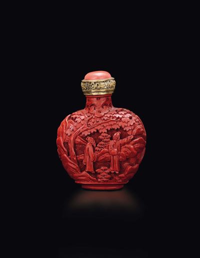 Snuff Bottle in Lacca Rossa con Figure di Saggi Entro Paesaggio, Cina, Dinastia Qing, XIX Secolo