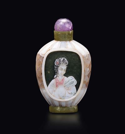 Snuff Bottle in Madreperla con Due Immagini di Guanyin con Ventaglio, Cina, XX Secolo