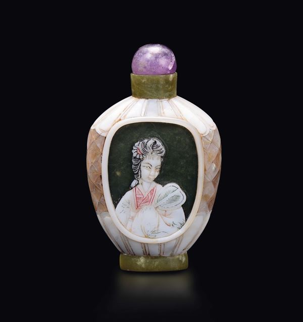 Snuff bottle in madreperla con due immagini di Guanyin con ventaglio, Cina, XX secolo