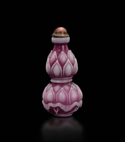 Snuff Bottle in Vetro Rosa a Doppia Zucca con Petali Bianchi, Cina, Dinastia Qing, XIX Secolo