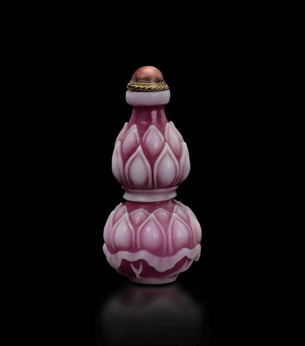 Snuff bottle in vetro rosa a doppia zucca con petali bianchi, Cina, Dinastia Qing, XIX secolo