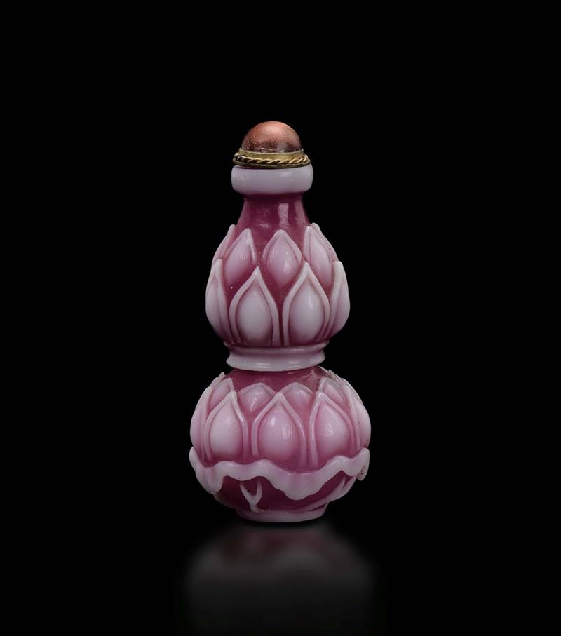 Snuff bottle in vetro rosa a doppia zucca con petali bianchi, Cina, Dinastia Qing, XIX secolo  - Asta Fine Chinese Works of Art - Cambi Casa d'Aste