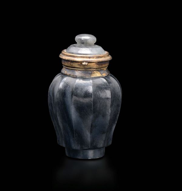 A grey jade ribbed vase snuff bottle, China, Qing Dynasty, 19th century