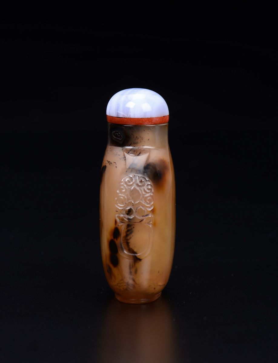 Snuff Bottle in Agata Muschiata con Mascheroni Laterali, Cina, Dinastia Qing, XIX Secolo