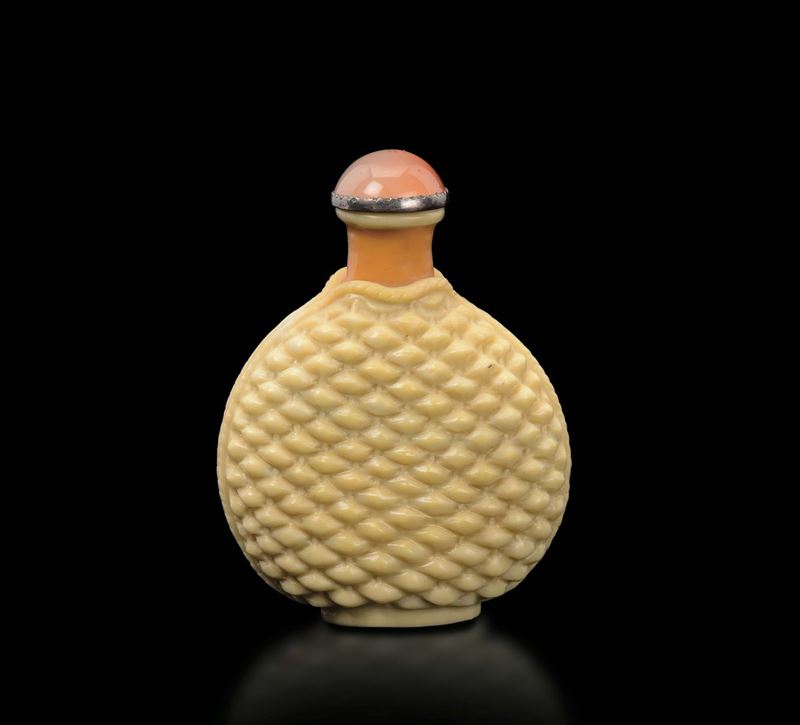Snuff bottle in vetro giallo con decoro a paglia intrecciata, Cina, Dinastia Qing, XIX secolo  - Asta Fine Chinese Works of Art - Cambi Casa d'Aste