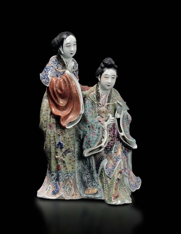 Gruppo raffigurante due Guanyin in porcellana a smalti policromi, Cina, inizio XX secolo