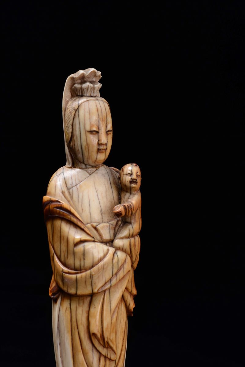 Figura di Guanyin con Bambino Scolpita in Avorio, Cina, Dinastia Ming, XVI Secolo