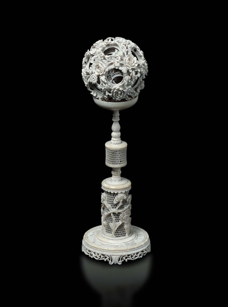 Puzzle ball scolpita in avorio, Cina, Dinastia Qing, XIX secolo  - Asta Fine Chinese Works of Art - Cambi Casa d'Aste
