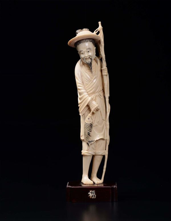 Figura di pescatore scolpito in avorio, Cina, inizio XX secolo
