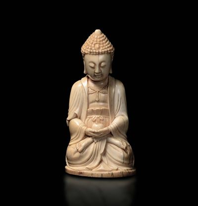 Figura di Buddha Seduto in Avorio con Coppetta tra le Mani, Cina, Dinastia Qing, XVIII Secolo