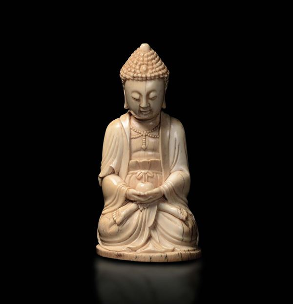 Figura di Buddha seduto in avorio con coppetta tra le mani, Cina, Dinastia Qing, XVIII secolo