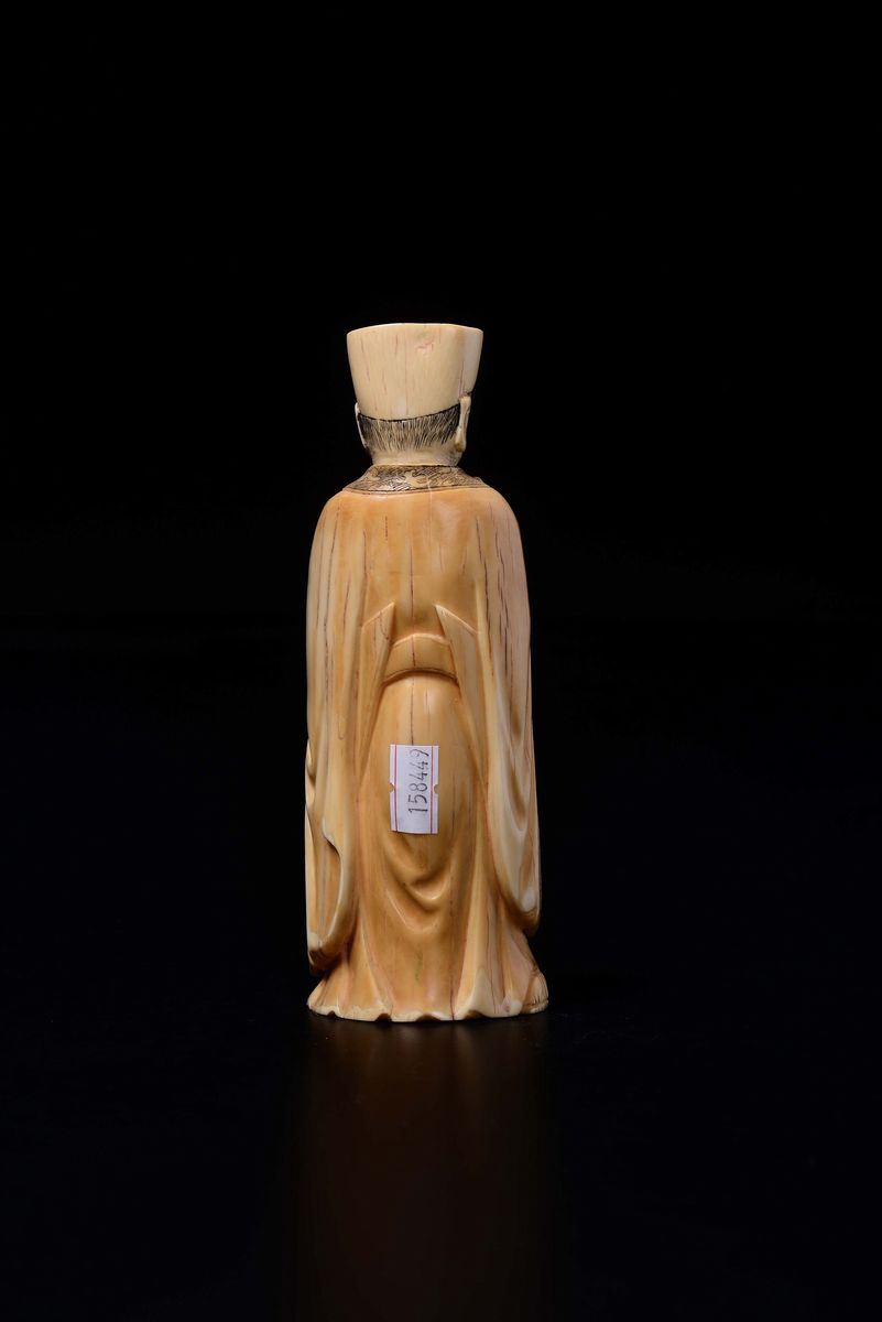 Figura di Dignitario con Cappello e Teiera Scolpito in Avorio, Cina, Dinastia Qing, XVIII Secolo