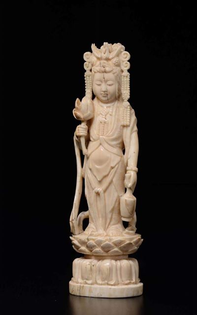 Figura di Divinità Eretta su Fiore di Loto Scolpita in Avorio, Cina, Inizio XX Secolo