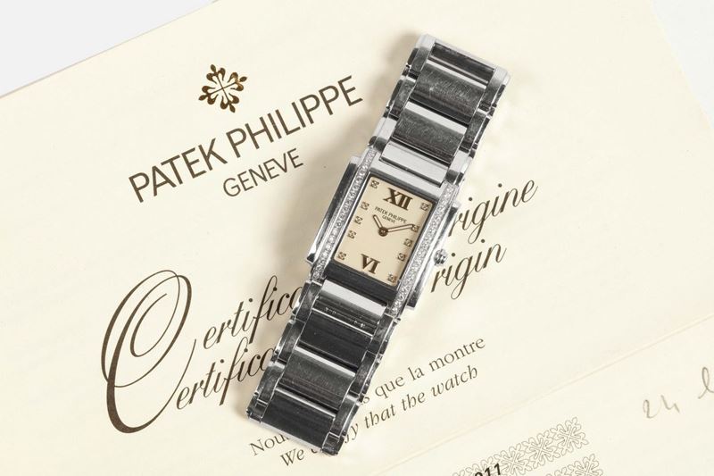 PATEK PHILIPPE, Geneve, REF. 4910, TWENTY-FOUR, LADY'S QUARTZ STEEL & DIAMOND. Made in the 2000s. Fine, rectangular curved, water-resistant, stainless steel and diamond lady's quartz wristwatch with a stainless steel integral link Patek Philippe bracelet with double deployant clasp. Accompanied by the Certificate  - Auction Watches and Pocket Watches - Cambi Casa d'Aste