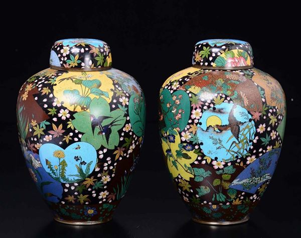 Due potiches con coperchio a smalti cloisonné con decoro di fiori ed uccellini, Cina, Dinastia Qing, fine XIX secolo