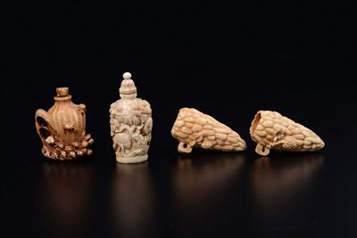 Lotto di Quattro Avori, Due Snuff Bottles e Due Netsuke a Forma di Pigna, Giappone, Inizio XX Sec...