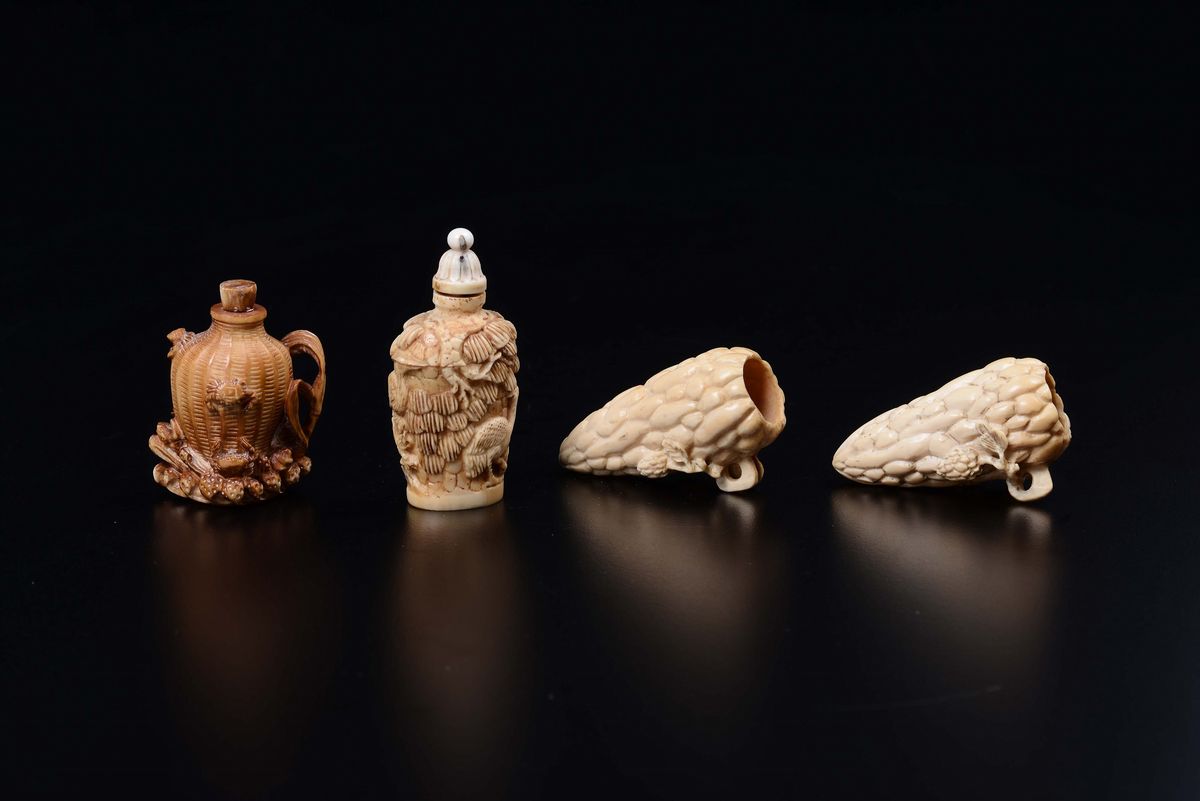 Lotto di Quattro Avori, Due Snuff Bottles e Due Netsuke a Forma di Pigna, Giappone, Inizio XX Sec...