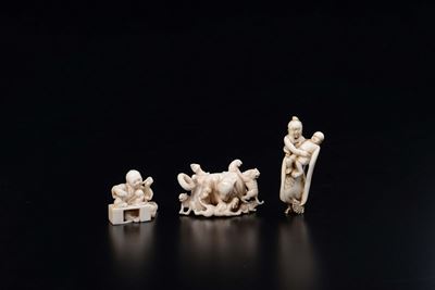 Tre Netsuke in Avorio con Personaggi ed Animali, Giappone, Inizio XX Secolo