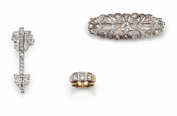 Lot consisting of two brooches and one ring with old-cut diamond, set in white and yellow gold