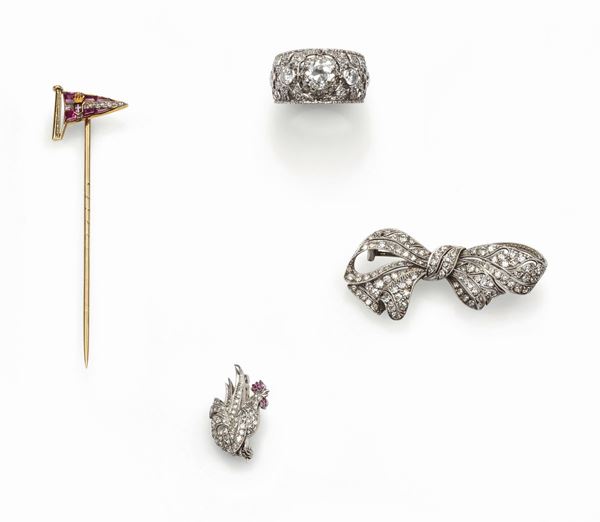 Lot consisting of one ring, two brooches, and one tie pins with diamond and rubies set in platinum and gold