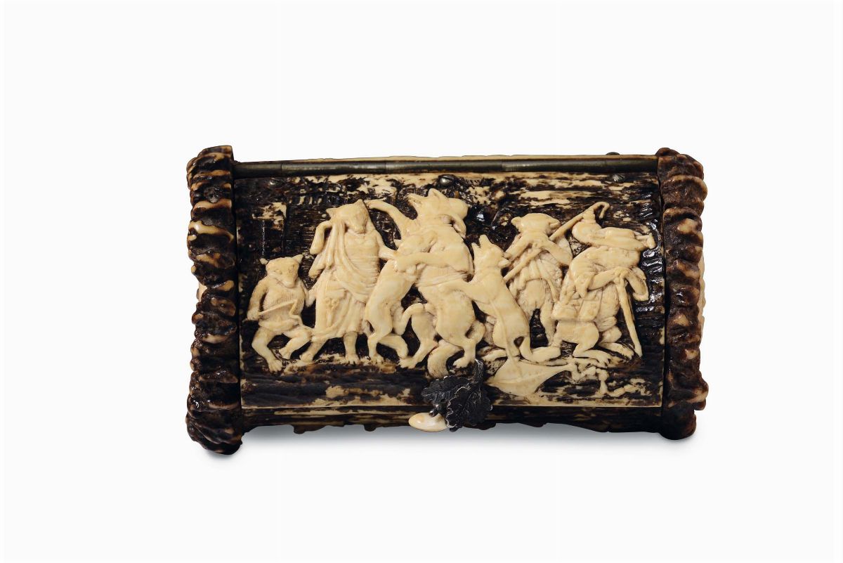 Tabacchiera e Avorio Scolpita con con Lotta tra Uomini e Animali, Germania o Austria XVII Secolo