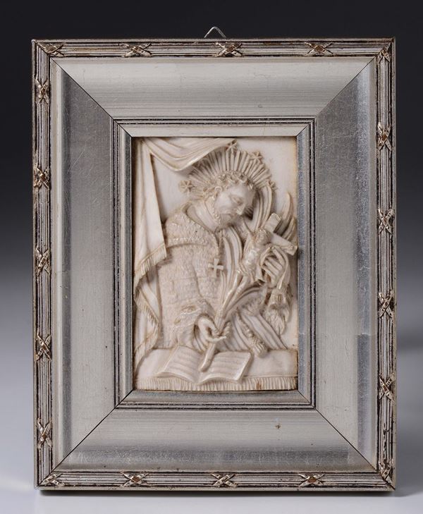 Placca in avorio raffigurante santo con crocifisso tra le mani, Goa o Germania XVIII secolo