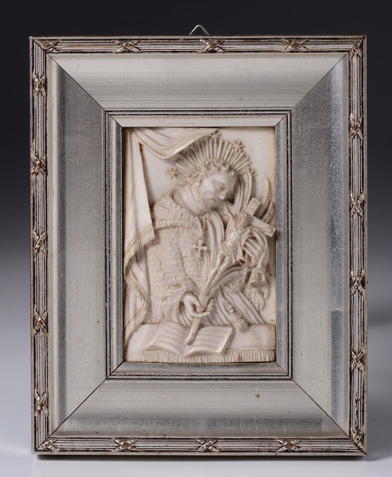 Placca in avorio raffigurante santo con crocifisso tra le mani, Goa o Germania XVIII secolo  - Asta Scultura e Oggetti d'Arte - Cambi Casa d'Aste
