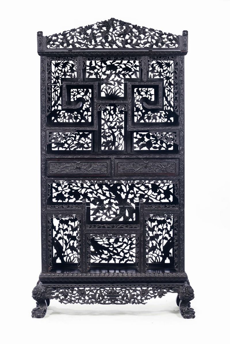 Espositore in legno traforato con due cassetti, Cina, Dinastia Qing, XIX secolo  - Asta Fine Chinese Works of Art - Cambi Casa d'Aste