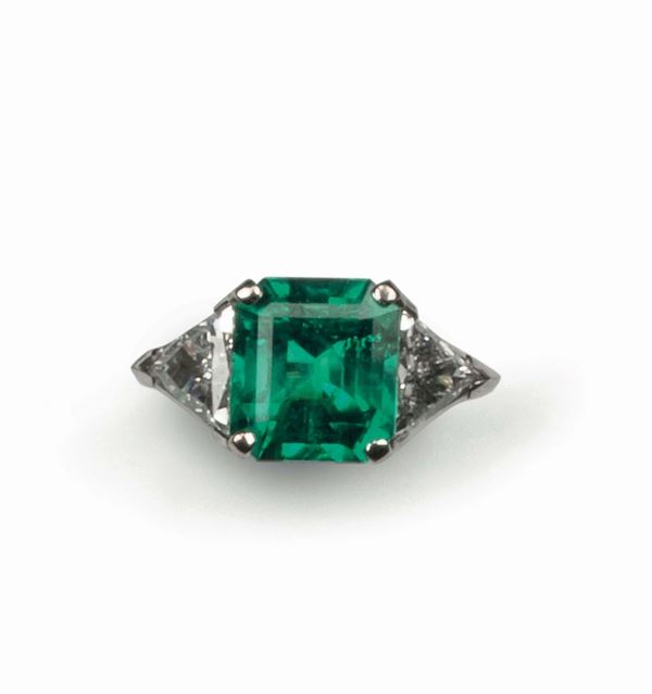 Anello con smeraldo Colombia di ct 4,91 e due diamanti taglio triangolo per ct 1,57 circa