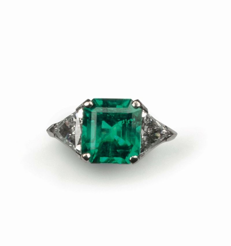 Anello con smeraldo Colombia di ct 4,91 e due diamanti taglio triangolo per ct 1,57 circa  - Asta Fine Jewels - Cambi Casa d'Aste