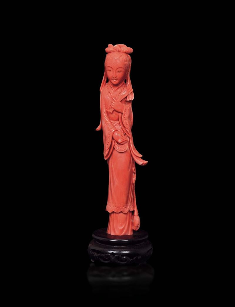 A carved coral figure of Guanyin with fan, China, early 20th century  - Auction Fine Chinese Works of Art - Cambi Casa d'Aste