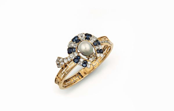 Bracciale rigido in oro con decoro a ferro di cavallo e perla naturale, diamanti e zaffiri, rimovibile