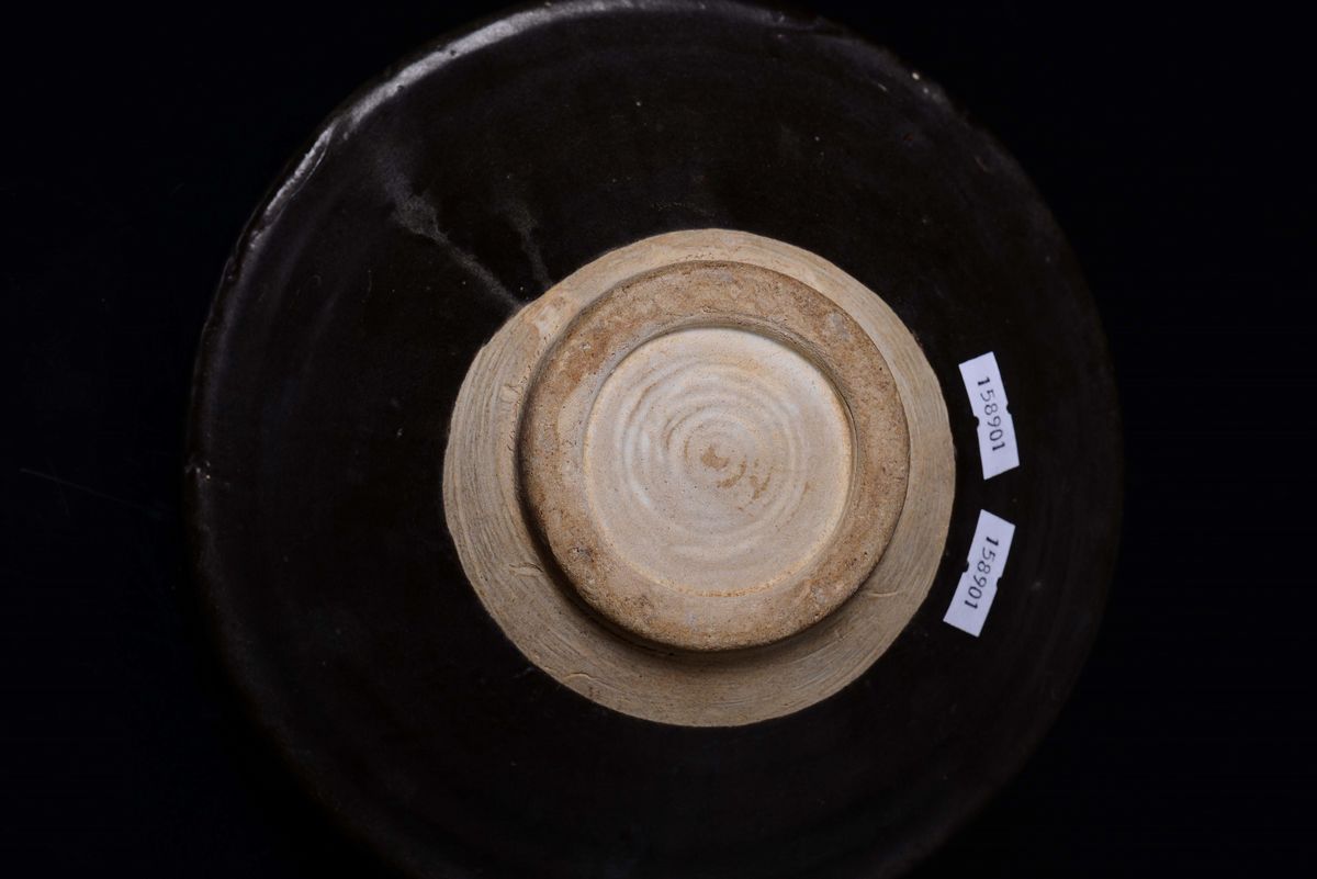 Ciotola Jun a Smaltato Marrone con Pennellate Azzurre e Rosse, Cina, Dinastia Song (960-1279)