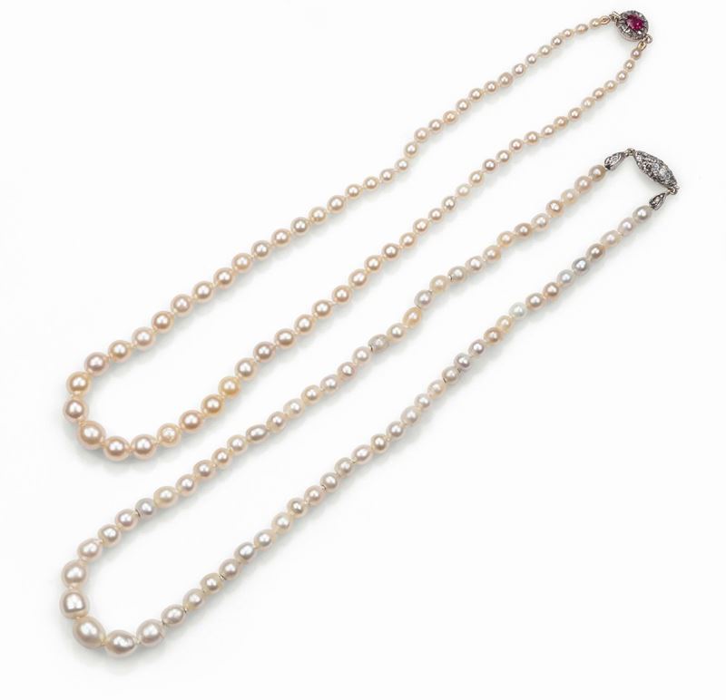 Lotto composto da due fili di perle uno di perle naturali e l'altro di perle miste  - Asta Fine Jewels - Cambi Casa d'Aste
