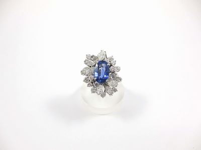 Anello con Zaffiro Taglio Ovale e Diamanti
