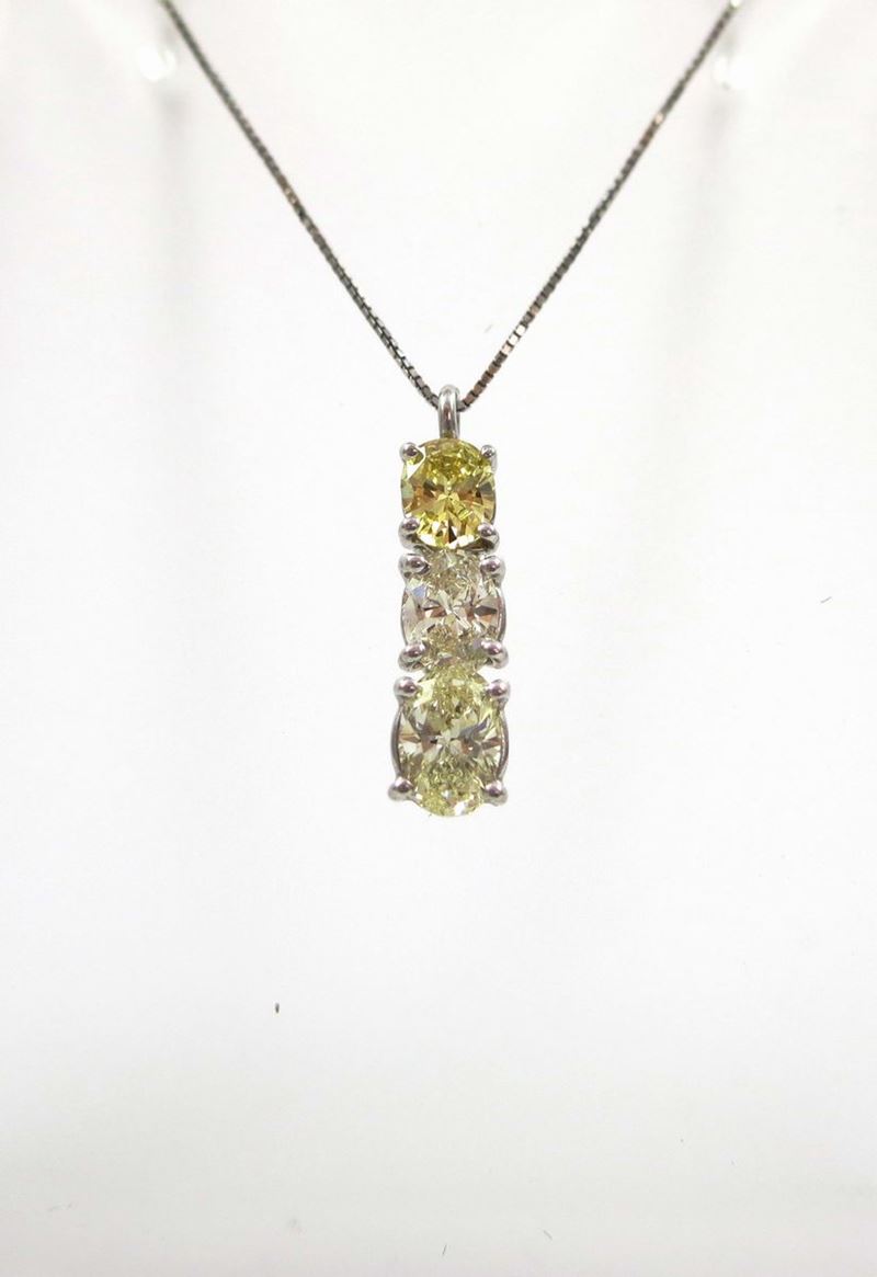 A three diamond and gold pendant  - Auction Jewels Timed Auction - Cambi Casa d'Aste