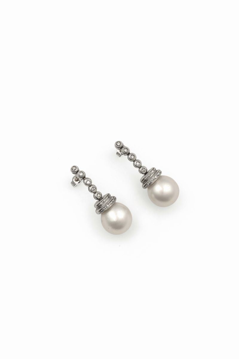 A pair of cultured pearl and diamond pendent earrings  - Auction Jewels Timed Auction - Cambi Casa d'Aste
