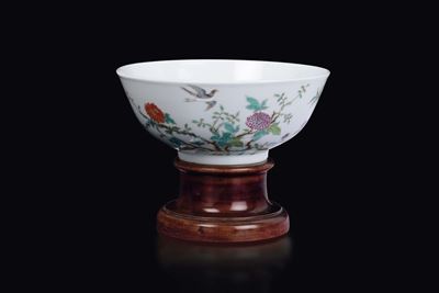 Ciotola in Porcellana a Smalti Policromi con Decoro Floreale e Uccellini, Cina, Dinastia Qing, XI...