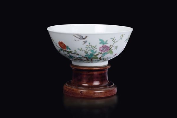 Ciotola in porcellana a smalti policromi con decoro floreale e uccellini, Cina, Dinastia Qing, XIX secolo