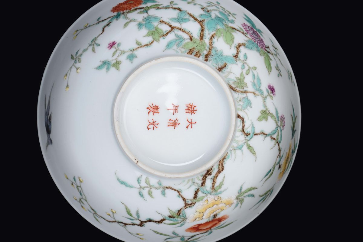 Ciotola in Porcellana a Smalti Policromi con Decoro Floreale e Uccellini, Cina, Dinastia Qing, XI...