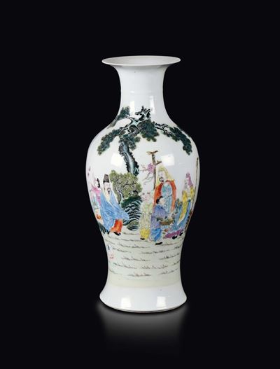 Vaso in Porcellana a Smalti Policromi Raffigurante Attendenti con Fanciulli, Cina, Dinastia Qing,...