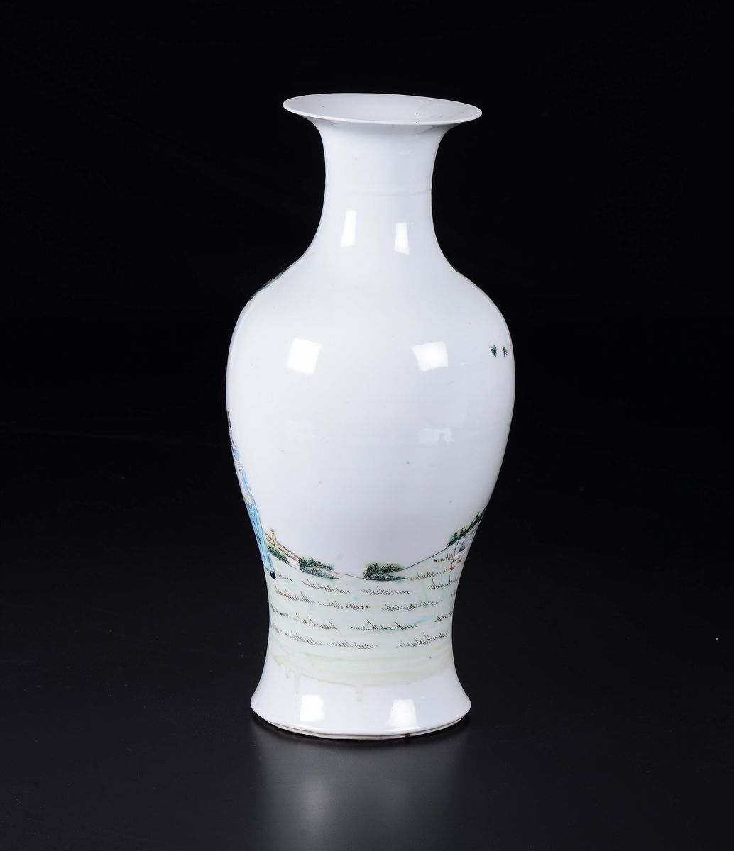Vaso in Porcellana a Smalti Policromi Raffigurante Attendenti con Fanciulli, Cina, Dinastia Qing,...